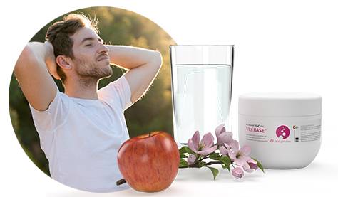 Sorgloser Mann in der Natur mit VitalBASE Basenpulver zur Wiederherstellung des Säuren-Basen-Haushalts